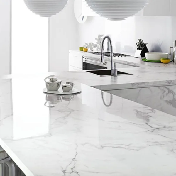 Màu trắng vân mây rất được ưa chuộng trong ốp bếp
