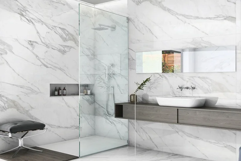 Ốp nhà vệ sinh bằng gạch trắng vân sang trọng