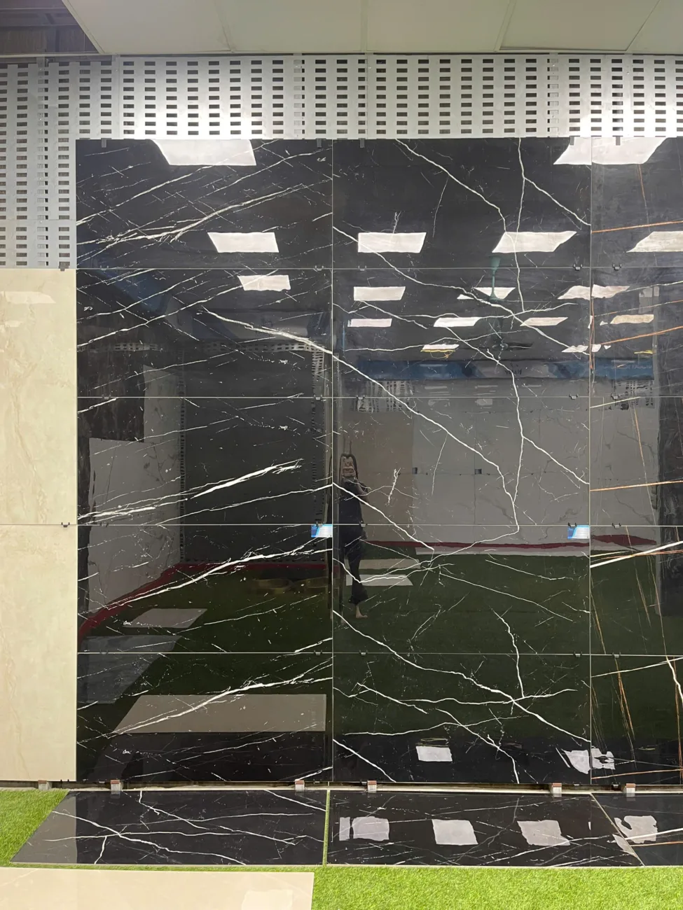 Gạch lát nền tối màu Ormea Black 60x120 (bên phải) rất được ưa chuộng tại Namy