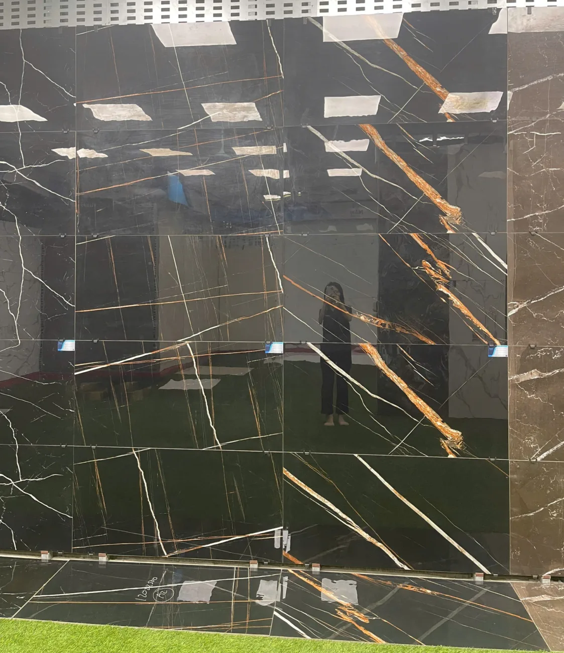 Gạch lát nền Saint Laurent 60x120 mang đến vẻ đẹp sang trọng và tinh tế cho sàn nhà 