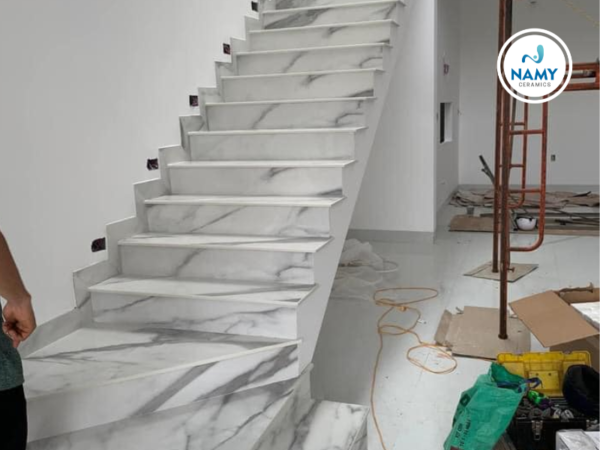 Ưu điểm cảu đá nung kết là độ chịu lực cao rất thích hợp ốp lát hạng mục cầu thang 