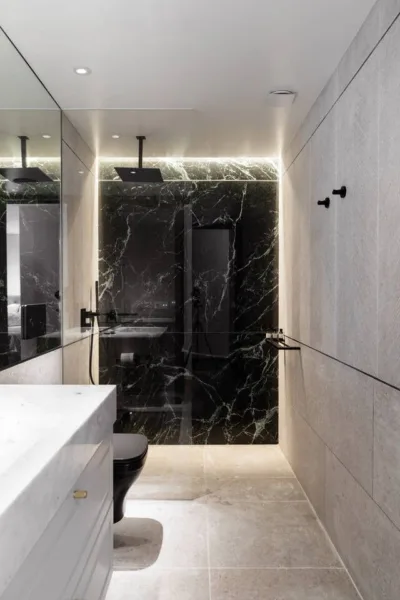 Sự kết hợp giữa gạch men bóng ốp tường và gạch men mastt lát sàn tạo nên không gian nhà vệ sinh vừa an toàn vừa thẩm mỹ